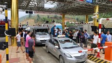 Trạm BOT Hòa Lạc - Hòa Bình rơi vào cảnh "hỗn loạn" từ ngày 10/6 đến nay (Ảnh: Trần Thanh)