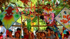 Du khách tham quan trưng bày diều nghệ thuật. (Ảnh: Tường Vi/TTXVN)