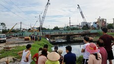 Hiện trường vụ phát hiện thi thể phụ nữ dưới kênh - Ảnh: Zing.vn