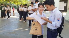 Thí sinh dự thi vào lớp 10 ở Khánh Hòa trao đổi về đề thi.