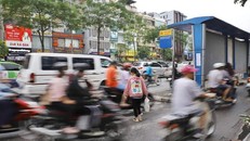 Trạm dừng xe buýt 'bất khuất': Thuận tiện đón trả khách?