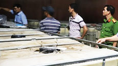 Cảnh sát khám xét một điểm sản xuất xăng dầu giả trong đường dây của ông Trịnh Sướng. Ảnh: Bộ Công an.