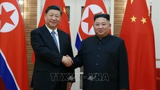 Chủ tịch Trung Quốc Tập Cận Bình (trái) và nhà lãnh đạo Triều Tiên Kim Jong-un trong cuộc gặp thượng đỉnh ở Bình Nhưỡng ngày 20/6/2019. Ảnh: Yonhap/TTXVN