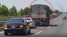 Tài xế bị tước bằng 2 tháng vì không nhường đường cho xe ưu tiên