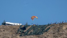 Phi công xuất phát từ đỉnh núi Thới Lới. Ảnh: Xuân Thọ