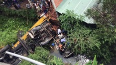 Hai xe tông nhau rồi rơi xuống kênh. Ảnh: FB