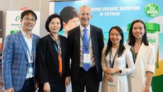 Ông Richard Hall - Chủ tịch Hội nghị (đứng giữa) tham quan khu vực giới thiệu thông tin của Vinamilk