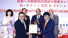 Đại diện Keidanren trao Chứng nhận thành viên cho đại diện lãnh đạo Vietjet trước sự chứng kiến của đại diện chính phủ hai nước
