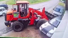 Nằm sửa xe bên đường, người thợ xấu số bị máy kéo đâm tử vong