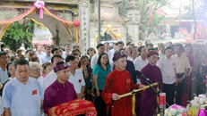 Nghệ nhân Phạm Hải Hậu, Thủ nhang đền Lảnh Giang thực hiện lễ cáo yết khai mạc lễ hội. (Ảnh: Đại Nghĩa/TTXVN)