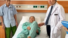 Bức ảnh cô bộ đội bế em bé tại cầu Tài Hồ Sìn (xã Thạch Bằng, Hòa An, Cao Bằng)do nhiếp ảnh gia Trần Mạnh Thường chụp ngày 24/2/1979