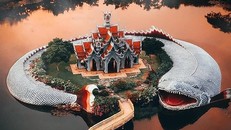 Ngôi đền ở Thái Lan được canh giữ bởi 'con cá' khổng lồ