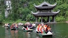 Thủ tướng Nikol Pashinyan và phu nhân cùng đoàn đi thuyền tham quan khu du lịch sinh thái Tràng An.