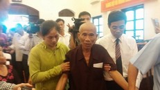 Ông Trần Văn Thêm (áo nâu) - Ảnh: Nguyễn Quyết