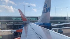 Hai máy bay va chạm trên đường băng sân bay Amsterdam