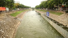 Đón triệu khối nước từ Hồ Tây, sông Tô Lịch đen ngòm chuyển màu xanh mát