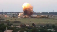 Quân ly khai dùng xe phá mìn đánh sập doanh trại quân đội Ukraine