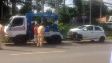 Xe Kia Morning gây tai nạn được đưa tới hiện trường vụ tai nạn - Ảnh: Báo Tuổi Trẻ