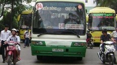 Khen thưởng tài xế xe buýt dũng cảm đánh lái, ép ngã kẻ cướp xe máy