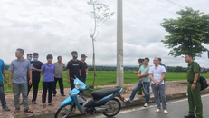 Công an đưa đối tượng Lường Văn Hùng đi thực nghiệm hiện trường.