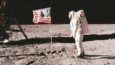 Neil Armstrong cắm lá cờ Mỹ lên bề mặt Mặt Trăng. Ảnh: NASA.