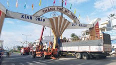 Xe tải tông trực diện làm sập cổng chào Mỹ Tho