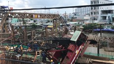 Chiếc cần cẩu bị lật nghiêng.