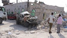 Hiện trường một vụ đánh bom xe gần tòa nhà Quốc hội ở Mogadishu ngày 15/6. Ảnh tư liệu: AFP/TTXVN
