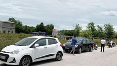 Cơ quan chức năng khám nghiệm hiện trường sáng 24-7 - Ảnh: Báo Tuổi Trẻ