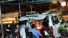 Thi thể của cháu bé được đưa lên xe đi về an táng ở Thanh Hóa rạng sáng 7/8. Ảnh: Zing.vn