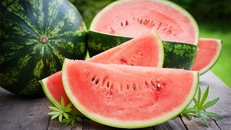 Tại sao không nên bỏ hạt khi ăn dưa hấu?