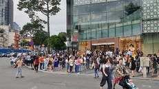 Nhiều người hốt hoảng bỏ chạy ra khỏi tòa nhà.