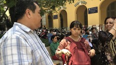 Bố thí sinh N.H.N.H chia sẻ với các phóng viên về sự cố của con mình.