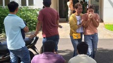 Người nhà nạn nhân chờ cơ quan chức năng khám nghiệm tử thi cháu Huy. Ảnh: Zing.vn