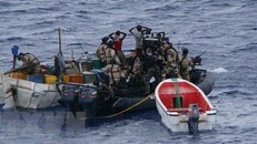 Lực lượng thực thi pháp luật bắt giữ một toán cướp biển trên vịnh Guinea. (Nguồn: TTXVN)