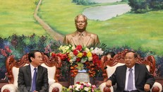 Tổng Bí thư, Chủ tịch nước Lào Bounhang Volachith (trái) tiếp Bí thư Trung ương Đảng, Chánh Văn phòng Trung ương Đảng Cộng sản Việt Nam Nguyễn Văn Nên. (Ảnh: Xuân Tú/TTXVN)