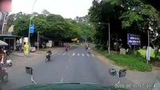 Xe máy bỏ chạy khi thấy CSGT khiến tài xế container phanh 'dúi dụi'