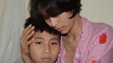 Dinh ôm cậu con trai bé nhỏ vào lòng.