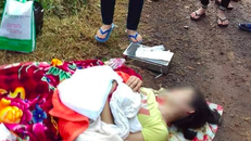 Sản phụ bị bỏ rơi ven đường. Ảnh: VTC News 