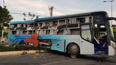 Một trong hai xe khách sau vụ tai nạn lúc rạng sáng. Ảnh: Zing.vn