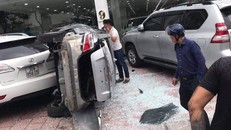 Nhân viên showroom bất ngờ lái ôtô lao từ tầng 2 xuống đất