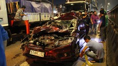 Ô tô 4 chỗ biến dạng hoàn toàn sau vụ tai nạn. - Ảnh: Báo Thanh Niên