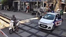 Cố tình vượt rào chắn tàu hỏa, tài xế taxi bị phạt nguội 1,6 triệu