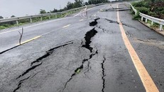 Đường tránh Chư Sê nứt toác sau mưa lớn. Ảnh: Zing.vn