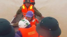 Chính quyền xã Hương Giang dùng thuyền vượt 10km đưa sản phụ đến bệnh viện sinh con. (Ảnh: VTC News)