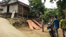 Người dân tụ tập gần nơi xảy ra án mạng. Ảnh: Zing.vn