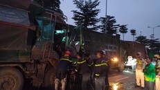 Hiện trường vụ tai nạn liên hoàn giữa 3 xe tải - Ảnh: Tuổi Trẻ