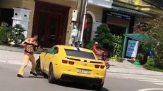 Cán bộ CSGT dùng súng AK chọc thủng kính xe vi phạm có dấu hiệu tội phạm đang tìm cách bỏ chạy.