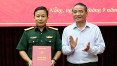 Bí thư Thành ủy Đà Nẵng Trương Quang Nghĩa trao quyết định và chúc mừng Đại tá Đoàn Duy Tân