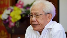 GS Hồ Ngọc Đại nói về kết quả thẩm định sách giáo khoa. - Ảnh: Tuổi Trẻ